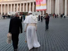 Papa Francisco caminha pela Praça de São Pedro.