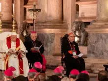 O papa Francisco no encontro com bispos e padres.