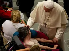 Papa Francisco abençoa uma doente durante uma audiência geral. Crédito: Daniel Ibáñez