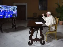 Papa Francisco conversa com os astronautas.