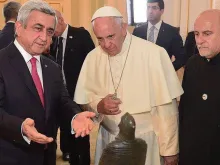 Papa e o Presidente da Armênia contemplam a escultura.