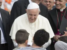 Papa Francisco abençoa uma família.