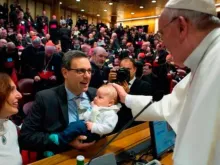 Papa Francisco saúda a família Paloni durante o Sínodo realizado em outubro de 2015.