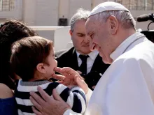 Papa Francisco saúda famílias no Vaticano.