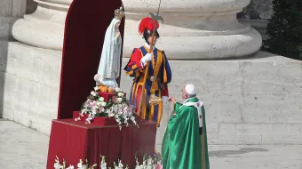 Papa Francisco junto à imagem da Virgem de Fátima no Vaticano