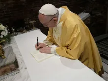 Papa Francisco assina a Exortação Apostólica em Loreta.