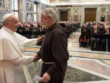 Papa Francisco recebe os franciscanos.