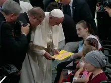 Papa recebe um coração de uma menina doente com quem se encontrou no Hospital Pediátrico Prokocim da Cracóvia. Captura Youtube.