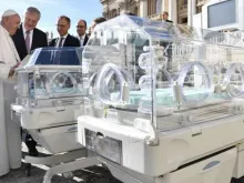 Papa Francisco recebe duas incubadoras