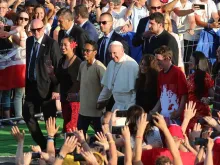 Papa Francisco com um grupo de jovens durante a Jornada Mundial da Juventude Cracóvia 2016.