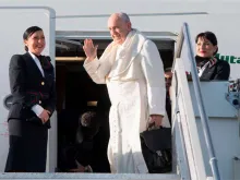 Papa Francisco antes de embarcar no avião papal.