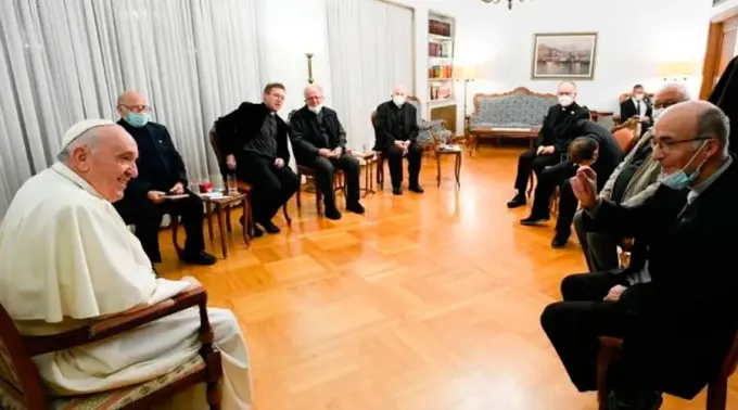 PapaFranciscoJesuitasGrecia-VaticanMedia-16122021.webp ?? 