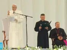 Papa fala aos jovens em Vilnius.