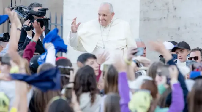 PapaFranciscoJovenesSanPedro-DanielIbanez-ACIPrensa-23042022.webp ?? 