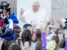 Papa Francisco cumprimenta jovens no Vaticano. Crédito: Daniel Ibáñez (ACI)