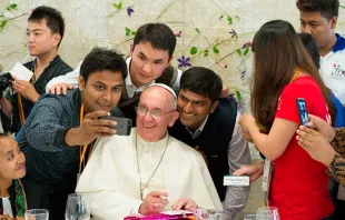 Papa Francisco com um grupo de jovens.