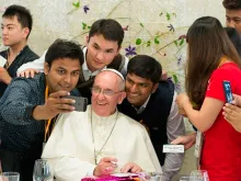 Papa Francisco com um grupo de jovens.
