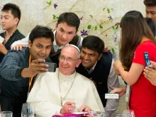 Papa Francisco com os jovens.