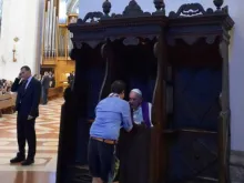 Papa Francisco atende confissões de fiéis na Basílica de Santa Maria dos Anjos, em Assis.