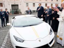 Papa Francisco abençoa a Lamborghini que recebeu de doação em 2017. Crédito: Vatican Media