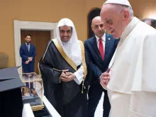 Papa com o representante da Liga Mundial Muçulmana.