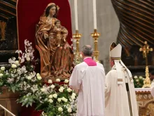 Papa reza diante da Virgem Maria em São Pedro.