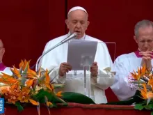Papa Francisco lendo sua mensagem de páscoa neste 21 de abril.