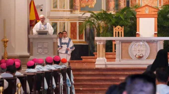 PapaFranciscoMisaConsagracionAltar-VaticanMedia260119.jpg ?? 