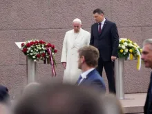 Papa homenageia vítimas do comunismo.