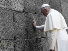 Papa reza no “muro da morte” de Auschwitz, em uma imagem de arquivo.