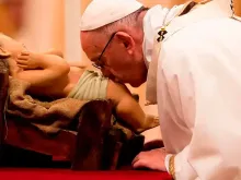 O papa Francisco beija imagem do Menino Jesus