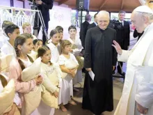 Papa Francisco junto com as crianças de Nomadélfia.
