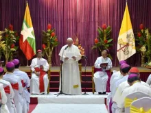 Francisco entrega seu discurso aos Bispos de Mianmar.