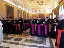 Papa saudando os bispos orientais.