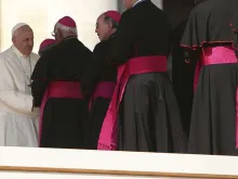 Papa Francisco saúda um grupo de bispos.
