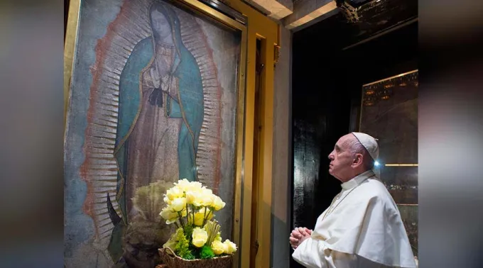 PapaFranciscoOraAnteImagenVirgenDeGuadalupe_LOsservatoreRomano120117.jpg ?? 