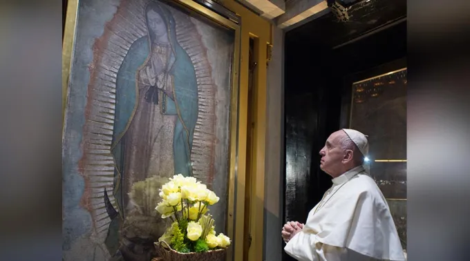PapaFranciscoOraAnteImagenVirgenDeGuadalupe_LOsservatoreRomano_211116.jpg ?? 