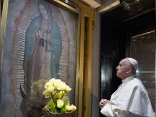 Papa Francisco reza diante da Imagem da Virgem de Guadalupe durante sua viagem apostólica ao México 