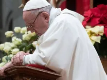 Papa Francisco em oração.