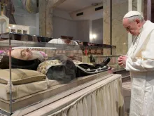 Papa reza diante das relíquias do Padre Pio.