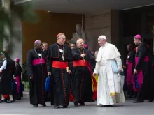 Papa Francisco saúda os Padres Sinodais.