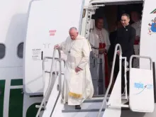 Papa Francisco descendo do avião papal.