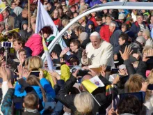 Papa em sua chegada ao Parque Santakos de Kaunas.