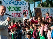 Papa Francisco durante uma visita a uma paroquia romana