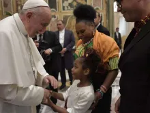 Papa Francisco saúda familiares dos membros do Comitê.