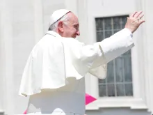 Papa Francisco saúda os fiéis em Pentecostes.