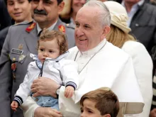Papa Francisco saúda crianças na Praça de São Pedro 