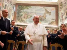 Papa Francisco junto às forças de ordem.