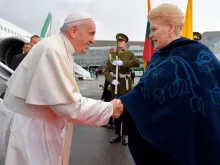 Papa saúda presidente da Lituânia.