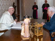 Papa Francisco conversando com o presidente palestino.